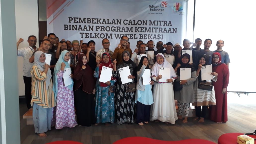 rizka_muchtar's tweet photo. Konstribusi memajukan perekonomian masyarakat Bekasi, CDC Witel Bekasi salurkan bantuan pinjaman utk UMKM Tw-2/2019

#patriotbks 
#livingthetelkomwaybekasi
#telkombekasi 
#telkombks https://t.co/4jw9LhfV6J