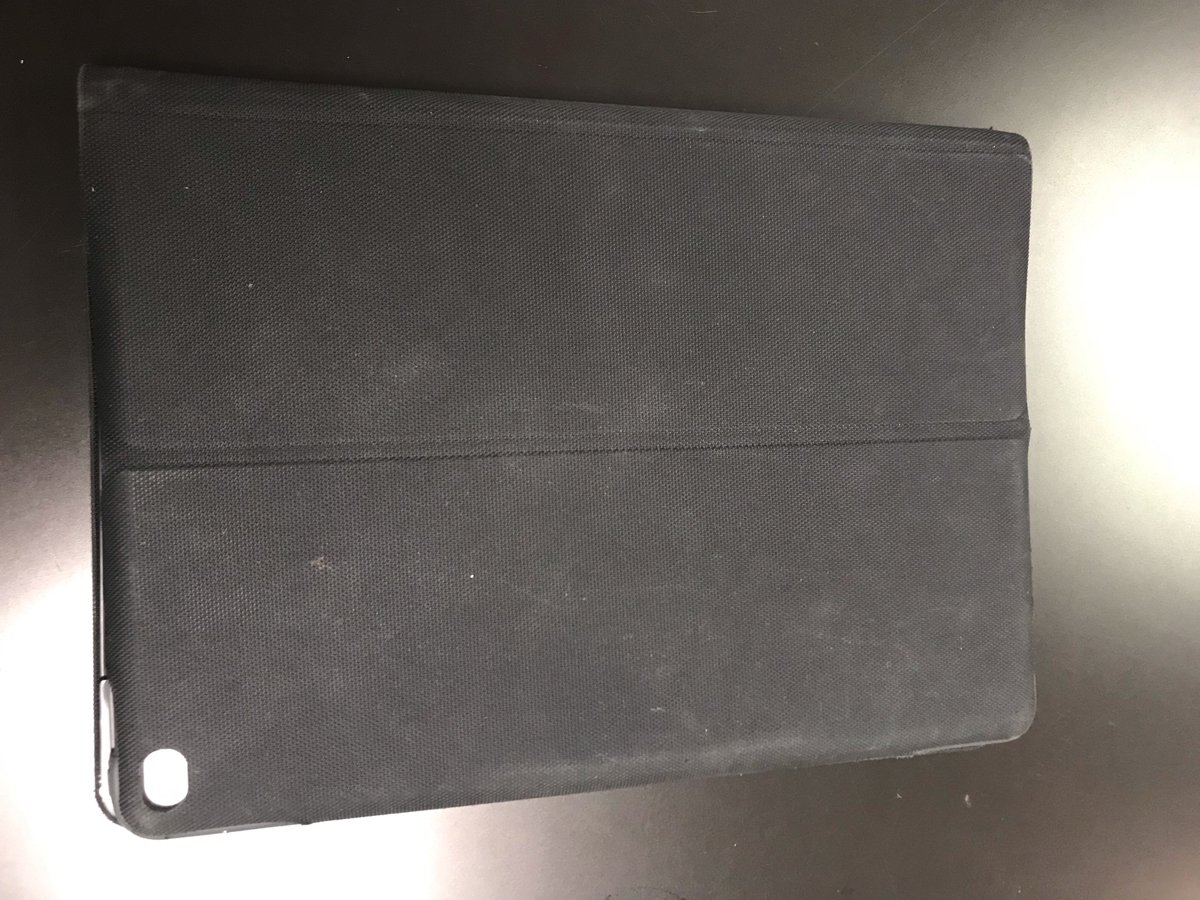 LKS_POLICE's tweet photo. Did you forget your IPad? We had one turned in that was found at the basketball courts at Skyline Elementary. Call our Evidence Technician 425-622-9401 to recover it. #lostipad #ineedmyowner #lakestevenspd https://t.co/JTg3QSuKr3