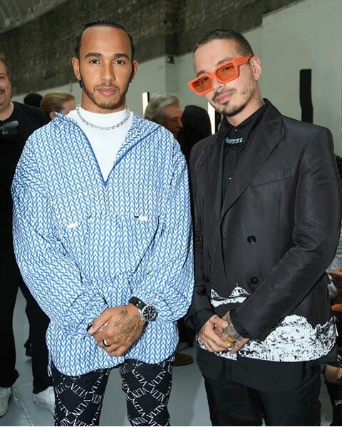 stedilor's tweet photo. El piloto de automovilismo Lewis Hamilton con @JBALVIN en París Fashion Week #PremiosMTVMIAW
#MTVLAARTISTABALVIN
#MTVLADUROBALVIN
#MTVLAINSTAGLBALVIN
#MTVLAHITGLILIKEIT
#MTVLASHIPCONALTURA https://t.co/DELNTz7NGe