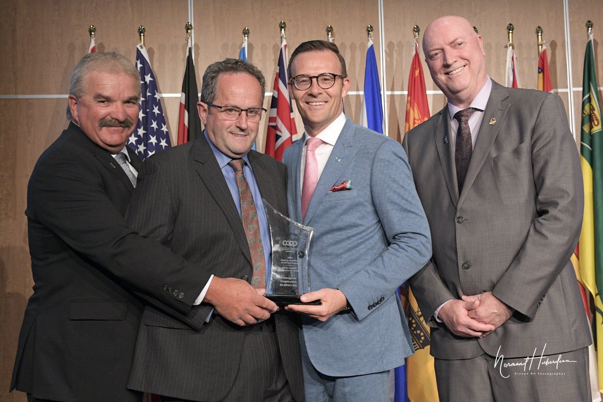CoopCMC's tweet photo. Félicitations aux lauréats - #360COOPERATION
Prix du coopérateur émergent, Charles-Hugo Maziade,
Prix d’excellence coopérative, Monique F. Leroux,
Prix de la petite coopérative, Fromagerie Coopérative St-Albert 
Prix de la grande coopérative,Federated Co-operatives Limited https://t.co/YSld29elEE