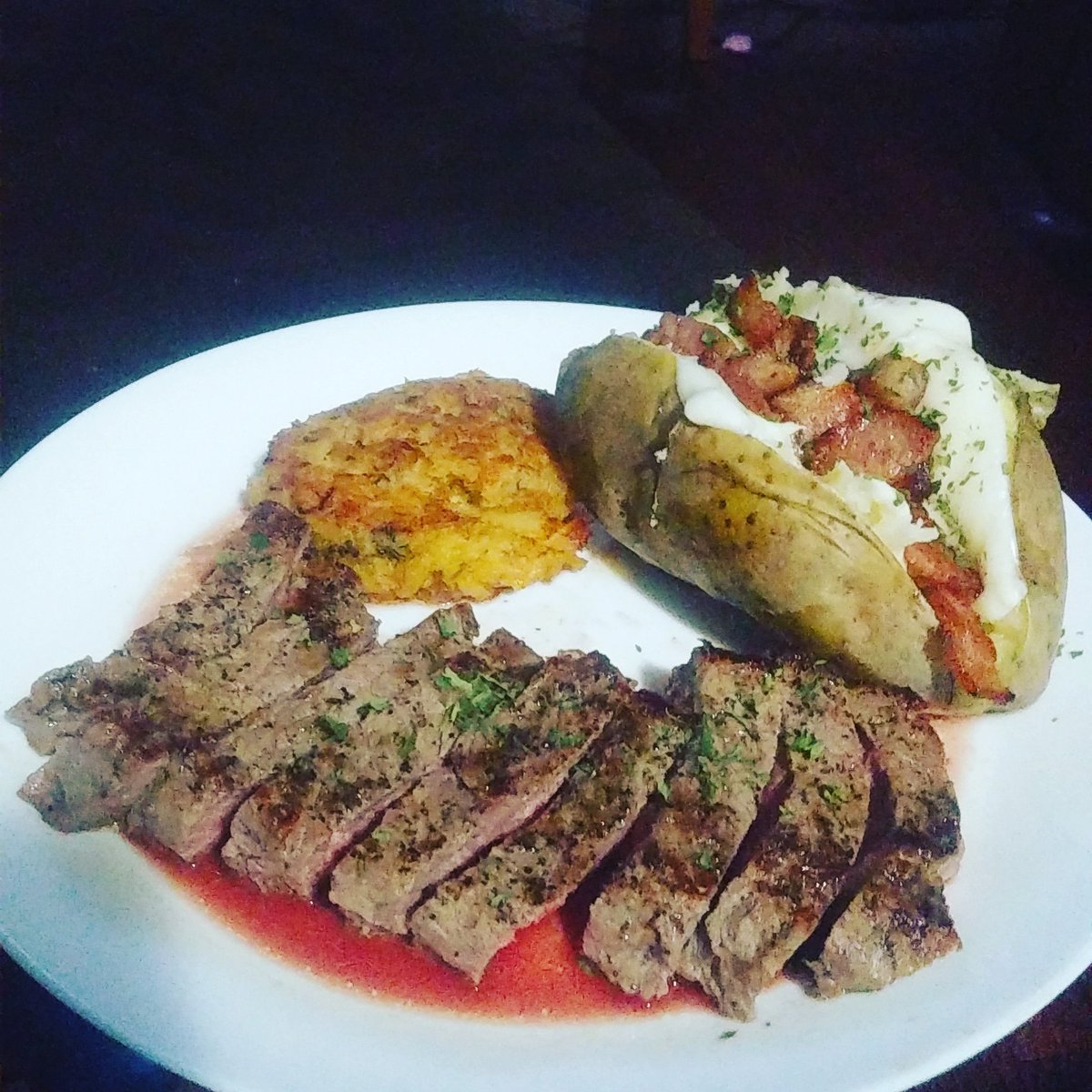 JalysaLigons's tweet photo. #STEAK #Crab cake #bakepotato
Follow bitebychef https://t.co/IeyzbXcEhR
