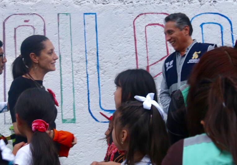 manuelnegretea's tweet photo. Es un gusto acompañar a la jefa de gobierno @Claudiashein y participar en estas acciones implementadas por el @GobCDMX. Juntos trabajamos en beneficio de las y los vecinos de la colonia Pedregal de Santo Domingo. #TequioNocturno https://t.co/elJWDv4gEe