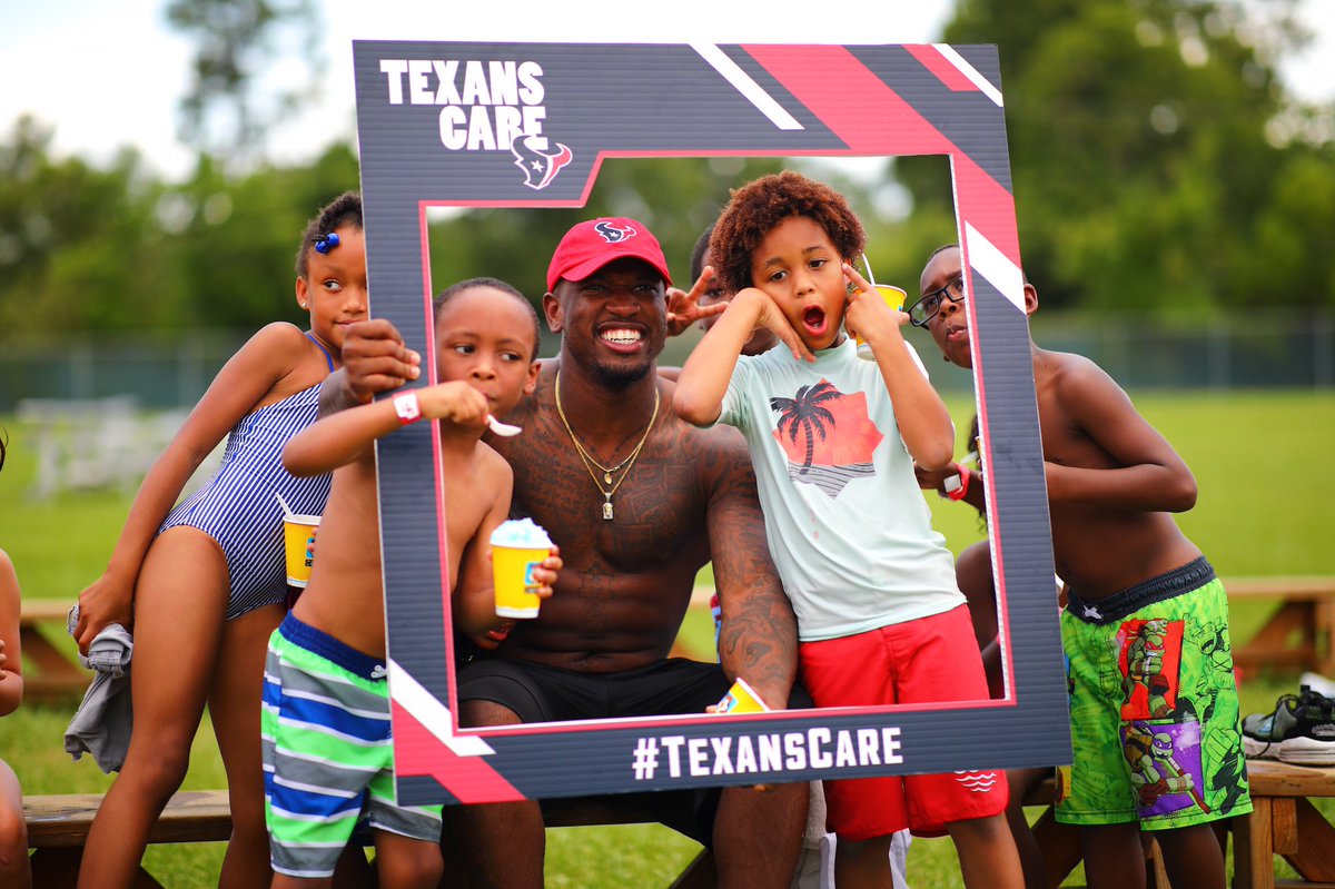 texanscare's tweet photo. The #Texans Rookie Class SPLASHED into summer with the @HoustonTexans YMCA kids!! ☀️💦🍧 #TexansCare #RookieSummerBash https://t.co/hluYzsfzty