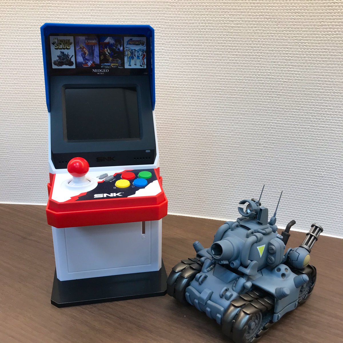 Snkオンラインショップ公式 本日予約商品だった Neogeo ドッキングbank が販売開始 発売を記念して いろいろな商品と並べてみました インテリアにぴったりな商品です ぜひご購入よろしくお願いします O T Co M1izl3vwhr T Co