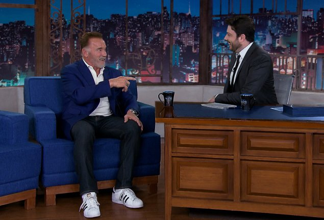 pauloap's tweet photo. Começou o #TheNoite e porra, agora deu inveja do Palmito, hoje o programa é com o Arnold Schwarzenegger https://t.co/l0wvT7gB4e