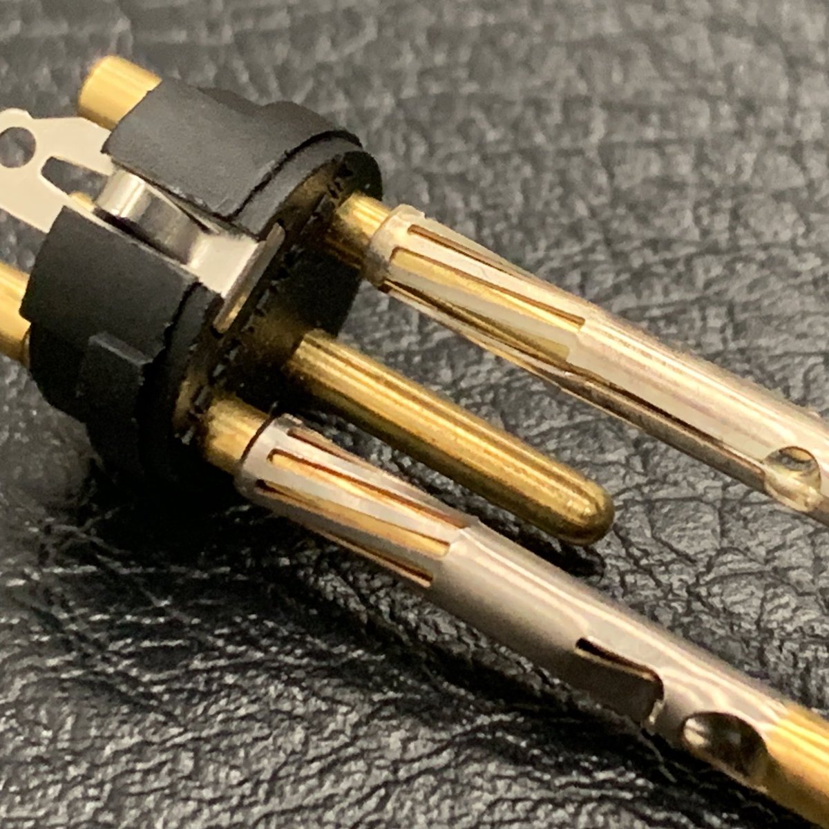NeutrikLtdJP's tweet photo. 普段なかなか見れない製品内部をご紹介致します。
ノイトリック製XLRタイプのメスコネクターのコンタクトは籠状になっており、7ヶ所の接点で信頼の接続を実現しています。様々なメーカー様のオスコンタクトにしっかりと接触致します。 https://t.co/eGbQvAFejf