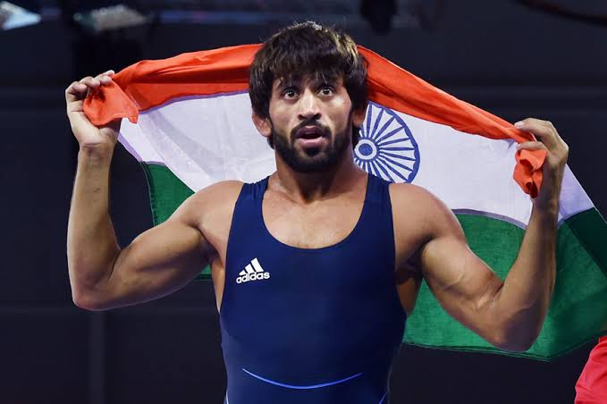 indiansensei's tweet photo. #NewsUpdate While we all indians were getting crazy on how we won against #Pakistan &amp; #ShikharDhawan is out of #WC2019 , #Bajrangpunia became worlds No. 1 #wrestler in 65 kg &amp; PU chitra bagged her 3rd gold in #Asian athletic championship #Indians #sportsengine #baapbaaphotahai https://t.co/DjDWYQmdfo