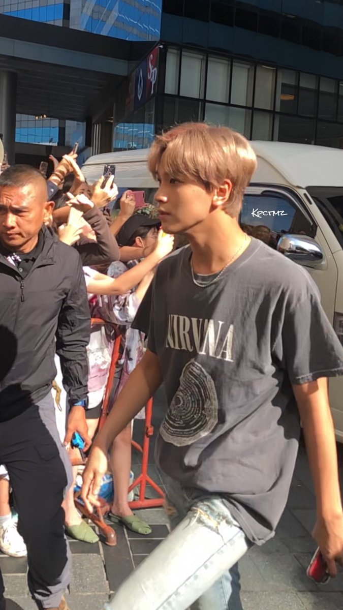 hyuckgospoilers's tweet photo. DONGHYUCK'S OUTFIT TODAY GUYS ARE YOU SEEING THIS?! credit. KPCTMZ https://t.co/XdU0M9vOxL