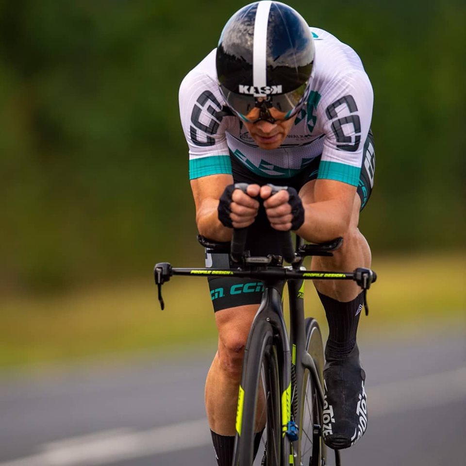 Skinsuit ready for the race!
This products use Tahiti fabric, a golf textured surface with 4-way stretch fabric that gives you an aerodynamic advantage while being aesthetically appealing.