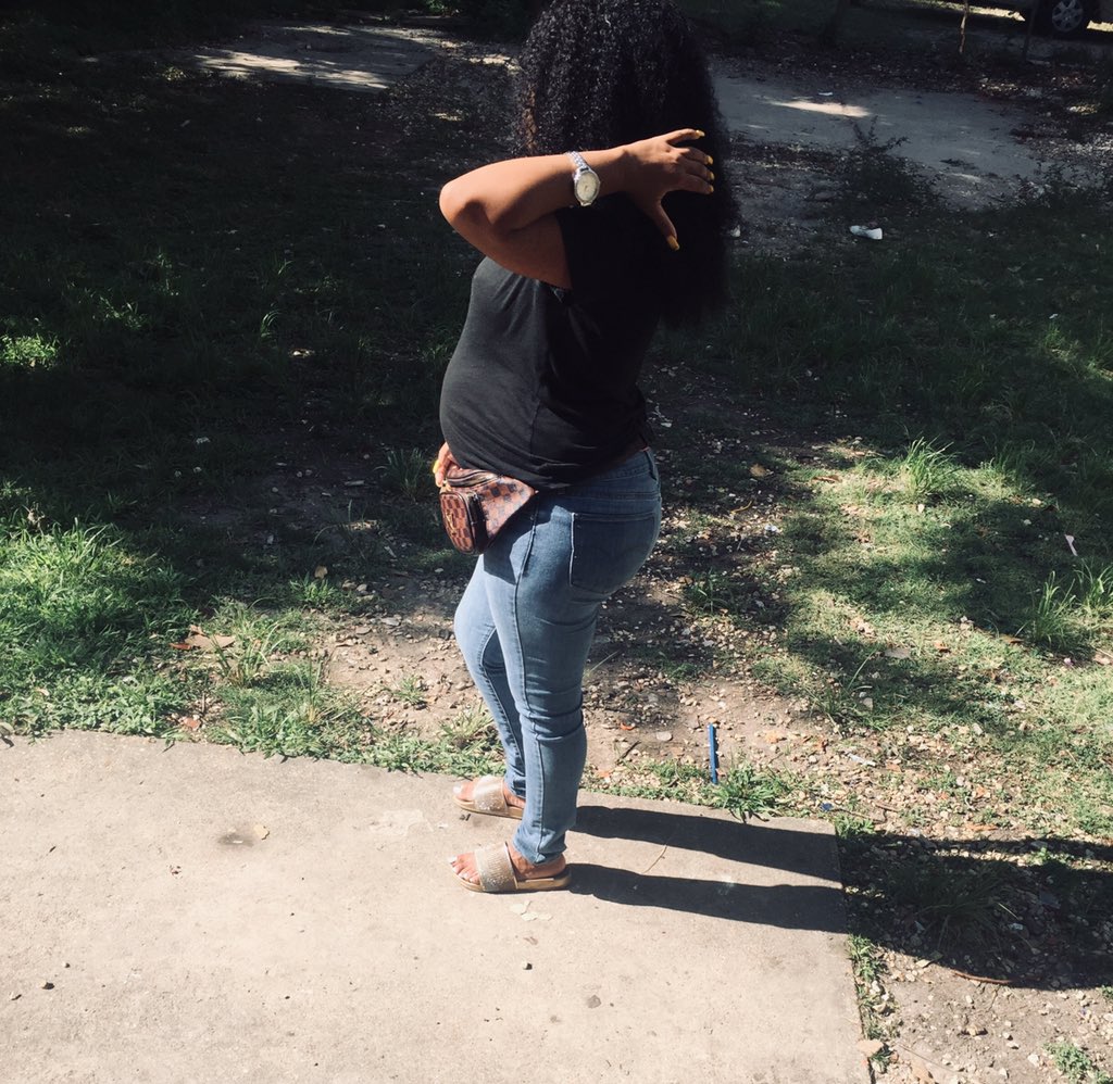 Off guard❤️

8months pregnant 🙌🏼