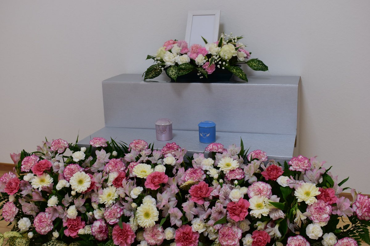 川口市の葬儀 信用葬祭センター 公式 Twitterissa 信用葬祭センターでは 最愛のペットを見送るときも 花祭壇をご用意いたします ありそうでなかった ペットメモリアルの形です 大切な小さな家族を花祭壇で装い お通夜 告別式もプロデュースいたします 川口市