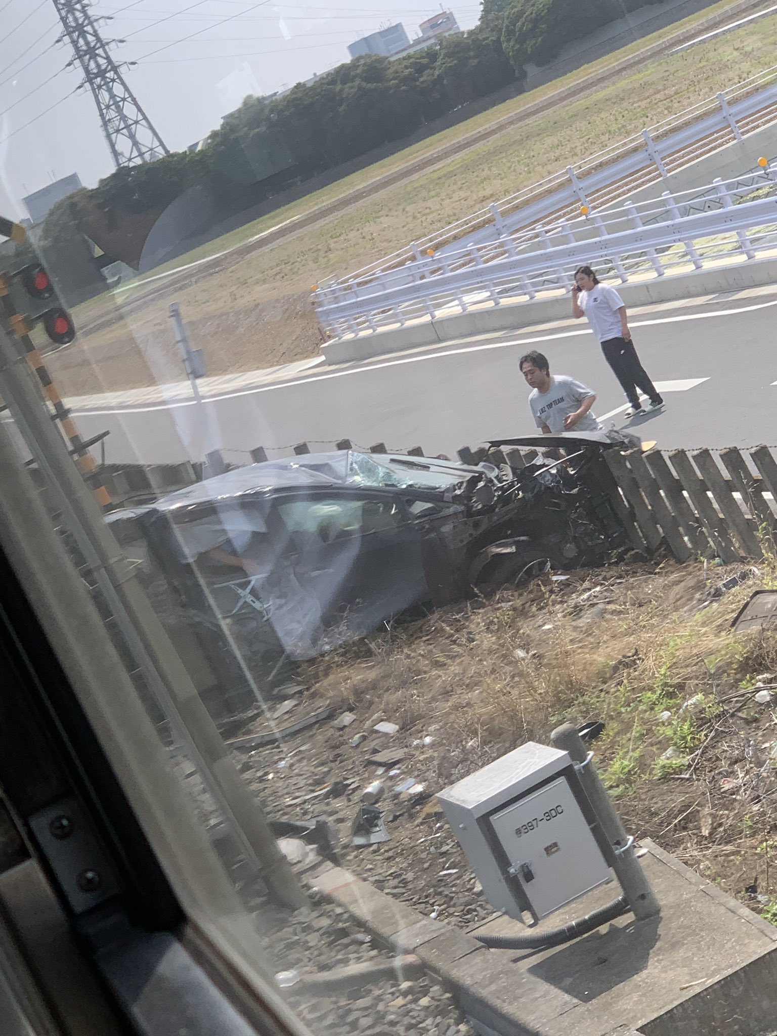 東武伊勢崎線の踏切で電車と車が衝突した事故現場の画像