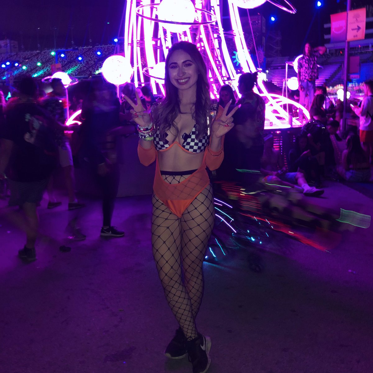 bvborders's tweet photo. Totally forgot to post these flicksss so here ya go 🤪🧡 #EDCDAY2 https://t.co/ceLhkQJ074