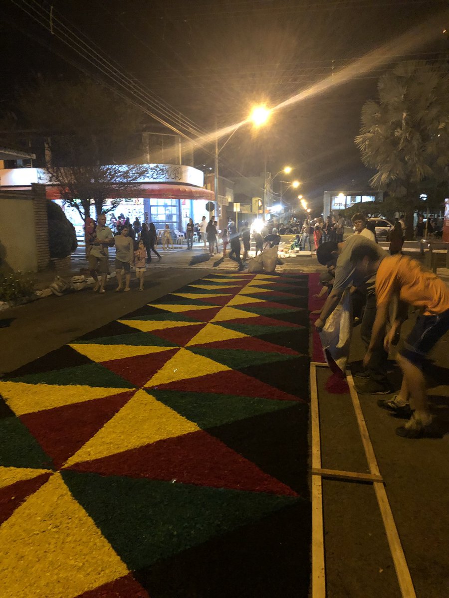 reeecaliman's tweet photo. Confecção dos tapetes para a procissão de Corpus Christi! #CorpusChristi #ParoquiaSenhorBomJesus #Potirendaba #Tradição https://t.co/jaQ7pubgoV