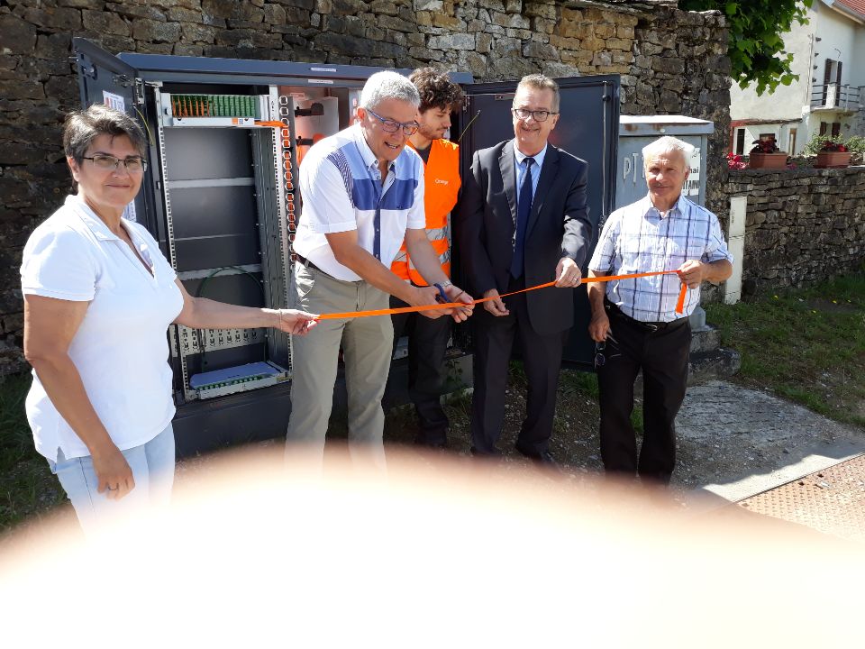 francois_pons's tweet photo. Inauguration de l'armoire #FTTH d'@OrangeBFC à Larnod, 16ème commune de l'agglo de @villedebesancon avec déjà quelques dizaines de foyers raccordés https://t.co/3ozAnm4ldT
