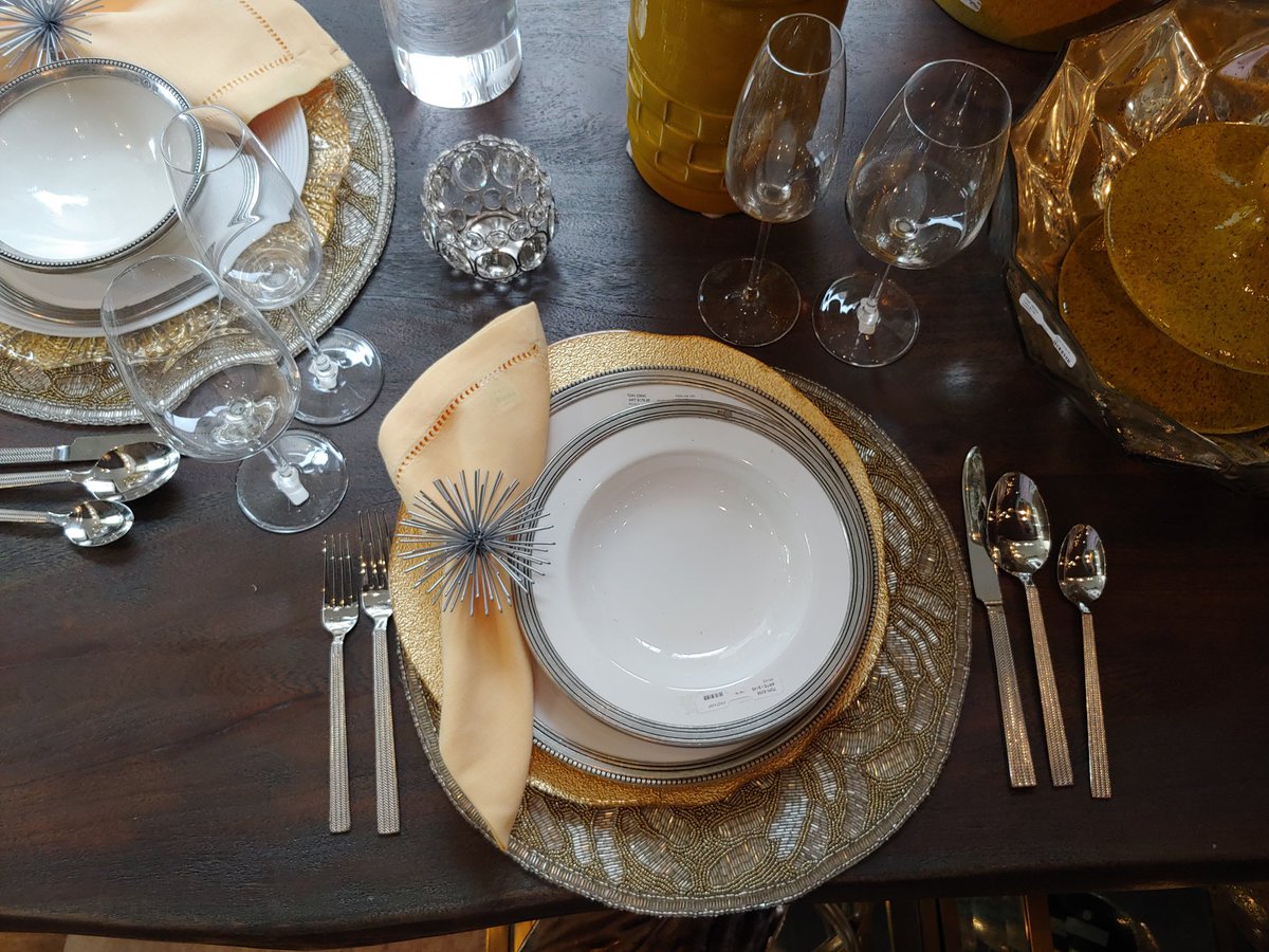 A sunny setting to get you inspired for summer entertaining.
#summerentertaining #sunnycolours #summertableideas #yellowdecor #tablescape #homestaging #interiordesign #homedecor #goldaccents #homefurnishings #centrepieceideas