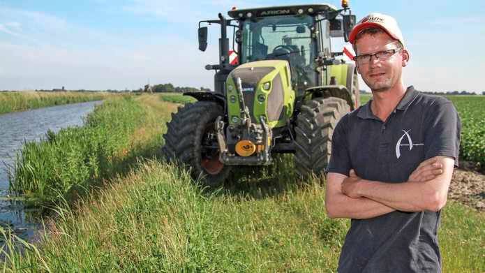 thomaspollema's tweet photo. Boeren startklaar!
Net als gedurende zijn vorige zwemtocht door Friese wateren kan Maarten van der Weijden ook nu weer rekenen op de spontane hulp van AJF’er Thomas Pollema en zijn collega boeren die ’s nachts de route verlichten  https://t.co/Z1Slvs2LER https://t.co/cZT1h6PIou