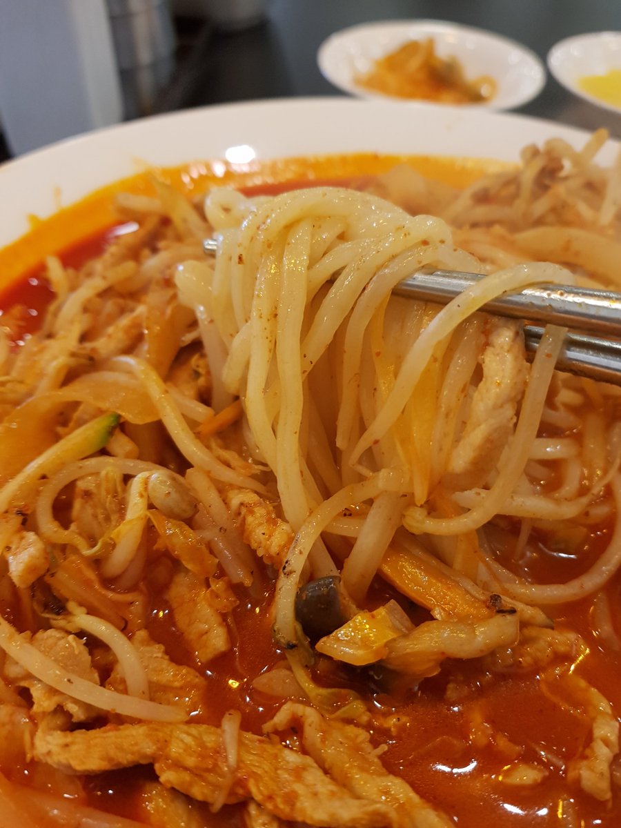 penguin7775's tweet photo. 범계 나쓰부 짬뽕자체는 사진의 색에 비해 안맵고 면과 야채가 괞찬게 들어가고 국물이 진해서 맛있으나 찹쌀탕수육은 1.6에 달랑 4덩이.. 겉바속촉 아니고 기름기 없는 부위에 튀김도 딱딱해서 입천장 다 까지는데 질기고 소스는 어디 시판소스 주는거 같은.. 짬뽕 말고는 다시 갈 생각안드는 곳 2점! https://t.co/Rn5mxsspUb