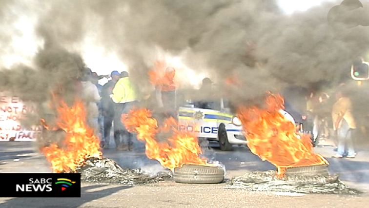 marlineefouche's tweet photo. In #Monitor - Inwoners van Alexandra kla JHB se burgemeester @HermanMashaba aan by die Alexandra polisie, en eis dat hy nié die 80 onwettige strukture wat deur rooimiere afgebreek is, herbou nie. @zarsg #sabcnews @sabcnuus #AlexTotalShutdown https://t.co/GS6HpYsyWV