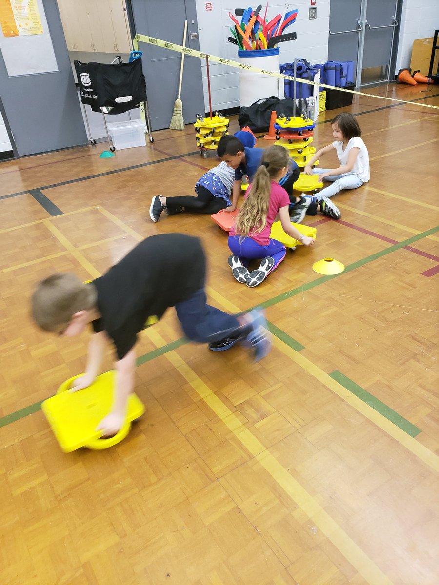 MrsBaynham's tweet photo. This little munchkin was sidelined because of a fractured arm. She made a sign and cheered on her classmates. What a thinker!!! @StClementECSD #ECSDfaithinspires https://t.co/1nr0KNi03N