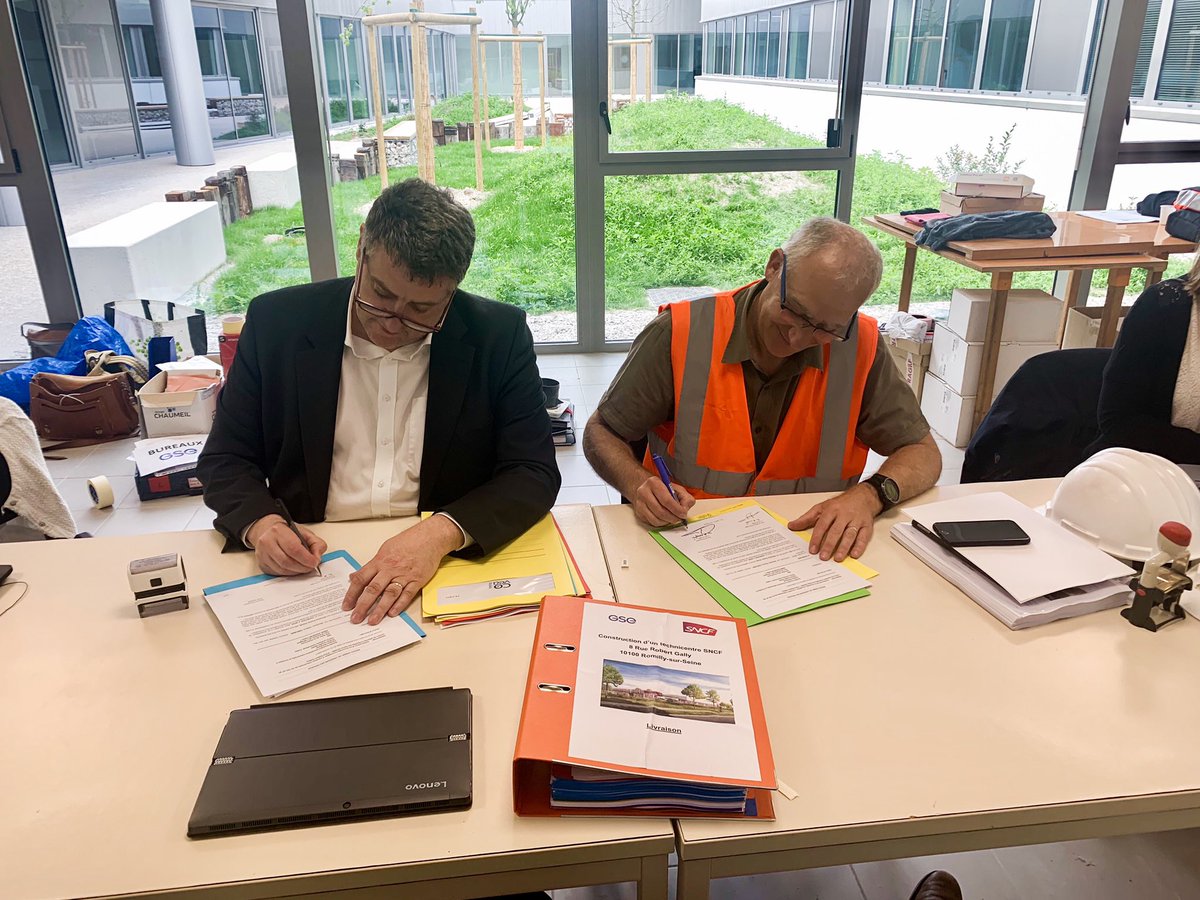 SNCFimmobilier's tweet photo. [Romilly-sur-Seine] Hier, c'est avec fierté que @SNCFimmobilier a remis les clés 🔑 du #siteindustriel, nouvelle génération, à #SNCFMatériel ! 

Ce nouveau #technicentre de Romilly incarne une triple ambition ⬇️⬇️⬇️ https://t.co/V5YxK65uOI