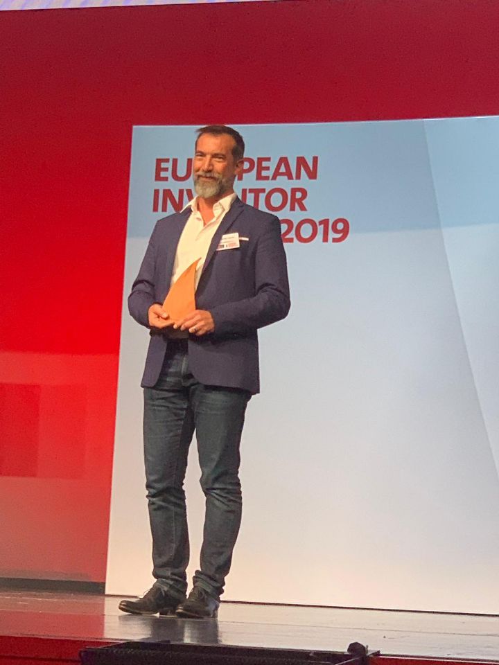 Félicitations à <a href="/JeromeGalon/">Jerome Galon</a>, chercheur <a href="/Inserm/">Inserm</a> qui vient de recevoir le prix de l'inventeur européen de l'année décerné par l'<a href="/EPOorg/">EuropeanPatentOffice</a> pour ses travaux sur la prédiction de l'évolution des #Cancers 
<a href="/InsermTransfert/">Inserm Transfert</a> était dans la salle à #Wienn pour le féliciter