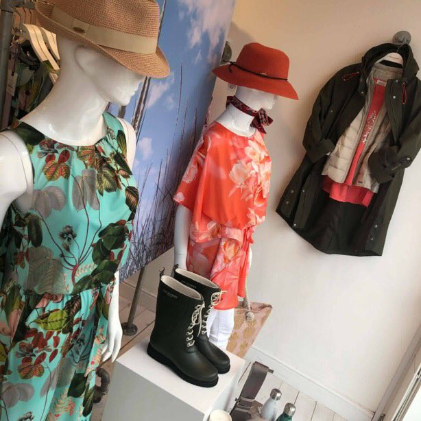 Our high summer window ☀️#ilsejacobsen