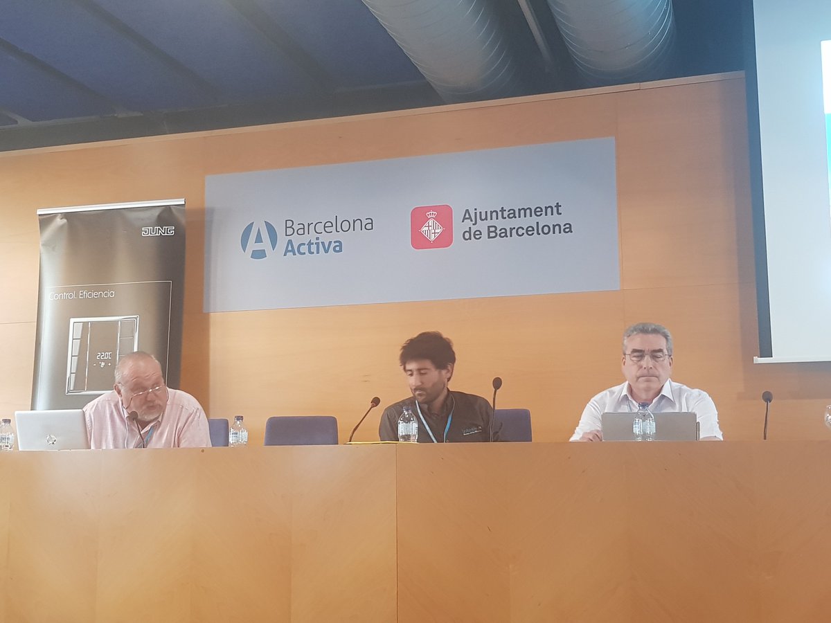 Gremimet's tweet photo. A la dreta de tot, Enric Fraile membre de la JD del @Gremi_BCN i Cap de #Telecomunicacions @Fegicat en la taula de debat "Habitatges connectades: oportunitats, reptes i obstacles", defensant la importància de l'instal·lador en la cadena de valor. #domòtica #SmartTechnologyForum https://t.co/aBn2rMZsbs