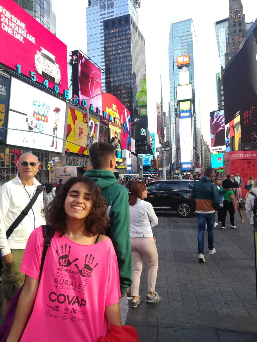 ¿Sabéis lo mejor que nos puede pasar? ¡Recibir una foto de una embajadora olímpica que se acuerda de nosotros estando muy lejos! Es lo que ha hecho Luna Ríos, que se ha ido a Nueva York y se ha dado un buen paseo por sus calles con nuestra camiseta.

#OlimpiadasRurales2019