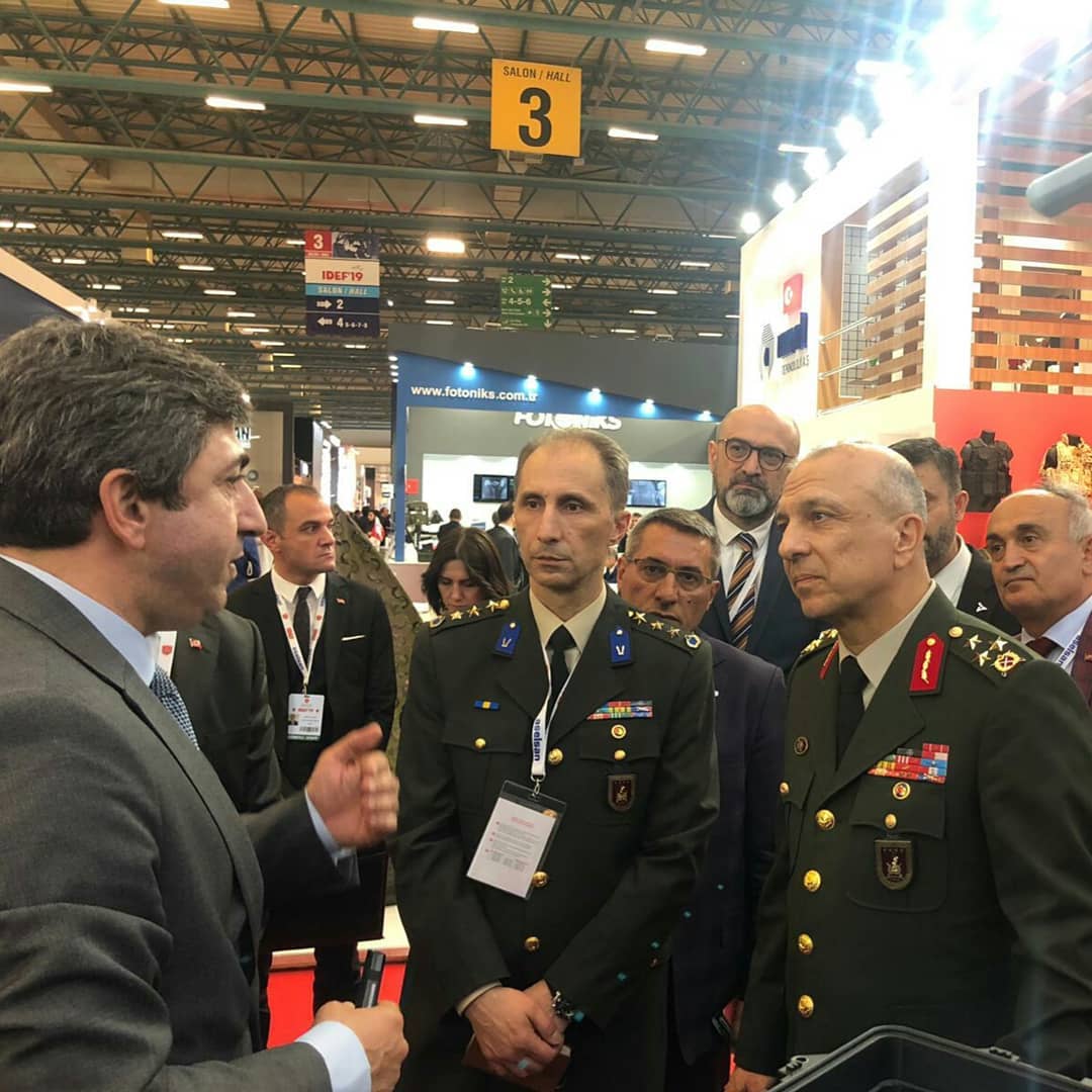 asisguard's tweet photo. Kara Kuvvetleri Komutanlığı Kurmay Başkanı Korgeneral Yavuz Türkgenci #IDEF19'da standımızı ziyaret ederek #ASISGUARD Silahlı Drone Sistemi #SONGAR ve Vurucu Mikro Drone #SALGUR hakkında detaylı bilgi aldı.
#ASİS #savunma #savunmasanayii #defenceindustry #defence #teknoloji https://t.co/uXY47QVnbV
