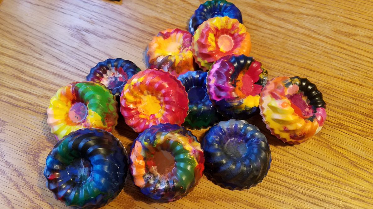 FCPSAulthouse's tweet photo. The students have been saving pieces of broken crayons all year. Giving them a new life! #nmwroars #reuse https://t.co/pLlQHFfHI8