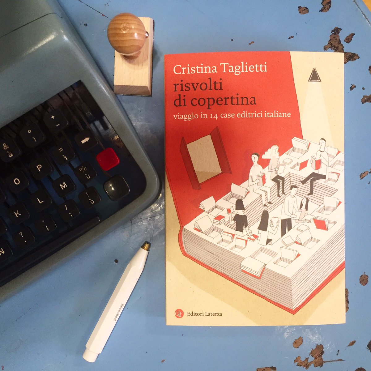 versolibri's tweet photo. “Il mestiere dell’editore”
Questa sera alle 19 appuntamento con @critaglietti, @giuslat e @davidevolamosca per parlare dei ferri del mestiere degli editori.

#RisvoltidiCopertina @editorilaterza 
https://t.co/HHmQNz6ICT https://t.co/Qdly7F0aux