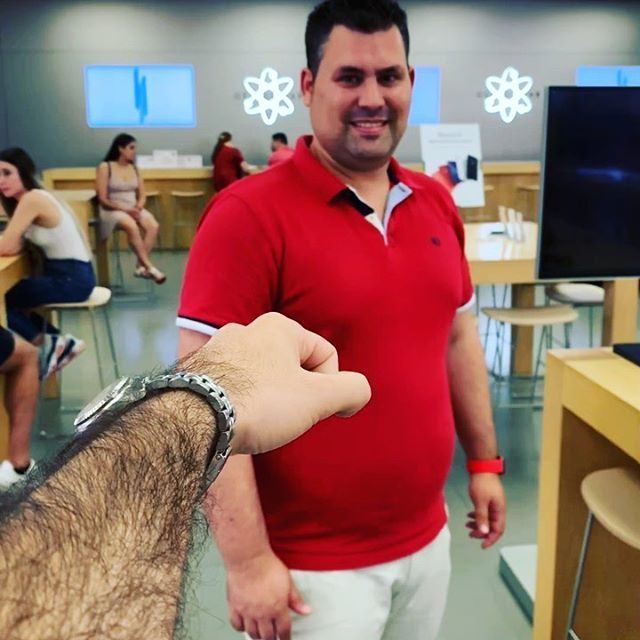 RedesBinarias's tweet photo. Un poquito de magia gracias a los talleres de #AppleToday y sus magníficos profesores! #Apple #tech #clips #magia #efectos #jumpcuts https://t.co/4JCLuofhsS https://t.co/ej5ldKUsnO