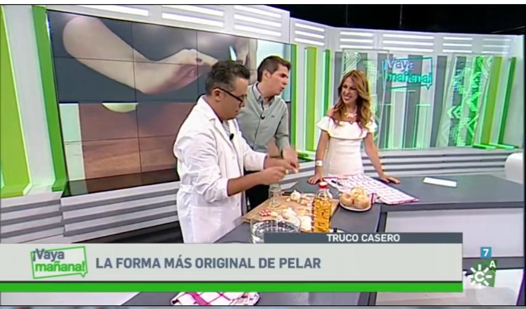 Nuevas formas de pelar un ajo. Se lo contamos en <a href="/vayamananacstv/">¡Vaya Mañana!</a> <a href="/fdlaguardia/">FernandoDdelaGuardia</a> <a href="/Inesporro/">InesPorro</a> Atento a los trucos de <a href="/carlospariente/">Carlos Pariente</a> <a href="/canalsur/">CanalSur</a>