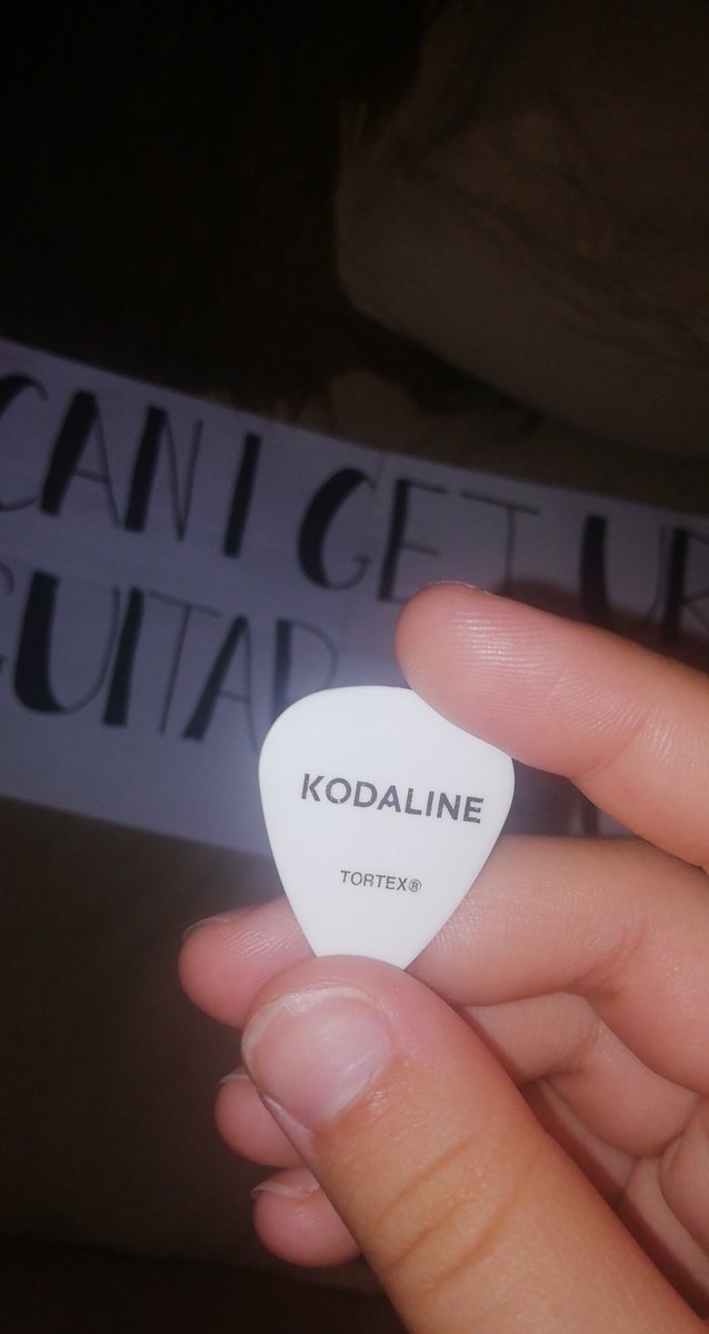 gabi1569's tweet photo. k so because of this sign in October i got @Kodaline's guitar pick (forever grateful to @KodalineRoadie that almost an hour after the show went outside to find me to give me that!!!) &amp; now i hope im also gonna get @JamesBayMusic guitar pick because of this to grow my collection🙏🏻 https://t.co/C5obIPWkZ2