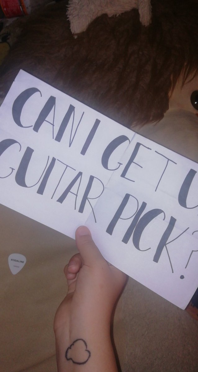 gabi1569's tweet photo. k so because of this sign in October i got @Kodaline's guitar pick (forever grateful to @KodalineRoadie that almost an hour after the show went outside to find me to give me that!!!) &amp; now i hope im also gonna get @JamesBayMusic guitar pick because of this to grow my collection🙏🏻 https://t.co/C5obIPWkZ2