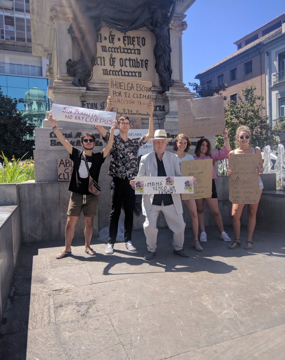Ayer nos emocionamos en la #Tarasca de #Granada cuando adultos vieron que estábamos reivindicando un futuro digno y seguro para sus hijos, los cuáles, no dudaron ni un segundo en coger nuestras pancartas y formar parte de la REVOLUCIÓN JUVENIL DEL S.XXI #FridaysForFuture ❤😊✊🌍