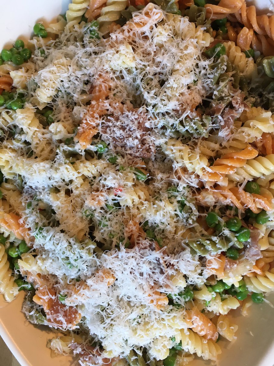 cookbug2014's tweet photo. @GDeLaurentiis aglio E olio with peas &amp; prosciutto 🥰
We have friend coming for dinner &amp; pea pesto on crostini ( my fav ) 🥰🇮🇹- Thankyou for recipe link on your Twitter https://t.co/LV8Yz6gkkw
