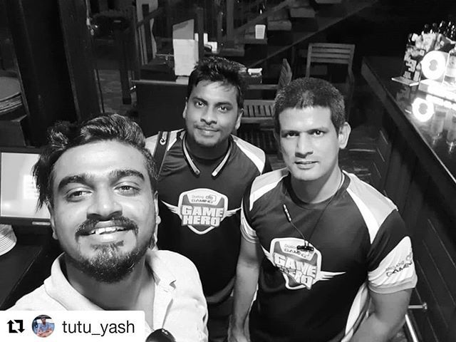 MalindaOnline's tweet photo. #Repost @tutu_yash (@get_repost)
・・・
Teachers 👨🏫♥️
Ignore my face 😏😒
#chanuxbro #techtrackshow #tutuyash #likeforlikes #followforfollowback #islandlife #follow4followback #islandlife🌴 #srilanka https://t.co/6aozjuYWoD https://t.co/pRju0rN5oL
