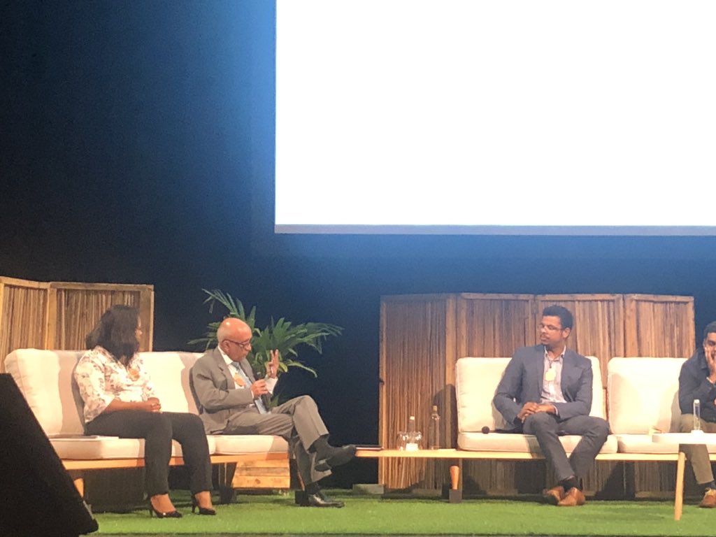 Capbusinessoi's tweet photo. Herland Cerveaux, Directeur de l’@ion_uccioi participe au panel #Gestion intégrée des #déchets en milieu insulaire &amp; réaffirme : «Osons la #cooperation régionale et adoptons une #méthodologie Bottom Up » 1h30 d’échanges passionnants et de projets inspirants!Merci #villedurableoi https://t.co/vPvZ06rUXY