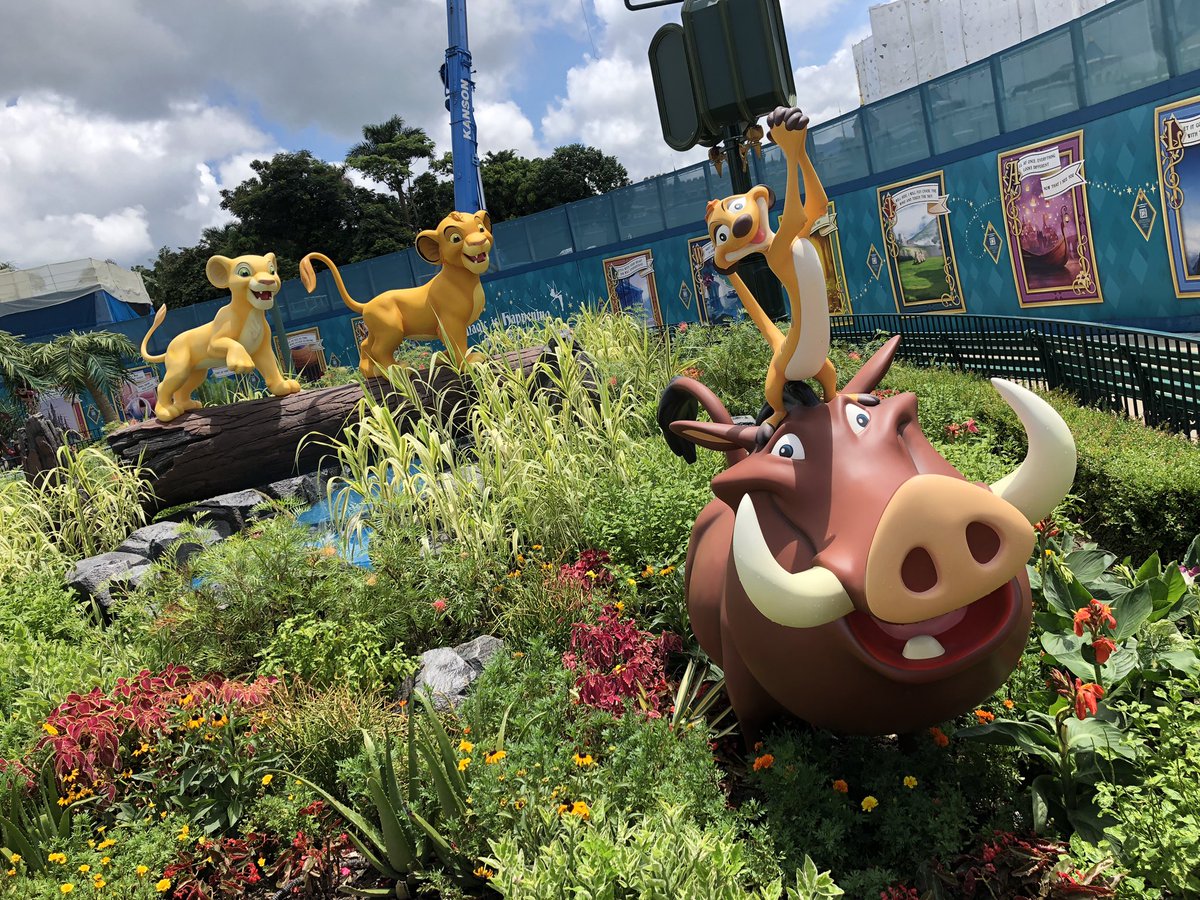 ヒロ 香港ディズニーランドなう 城前のハブにはオブジェがたくさん置かれていて可愛いですよ ぜひ映えるお写真を撮って下さいませ Mnhkd Hkdl 香港ディズニーランド