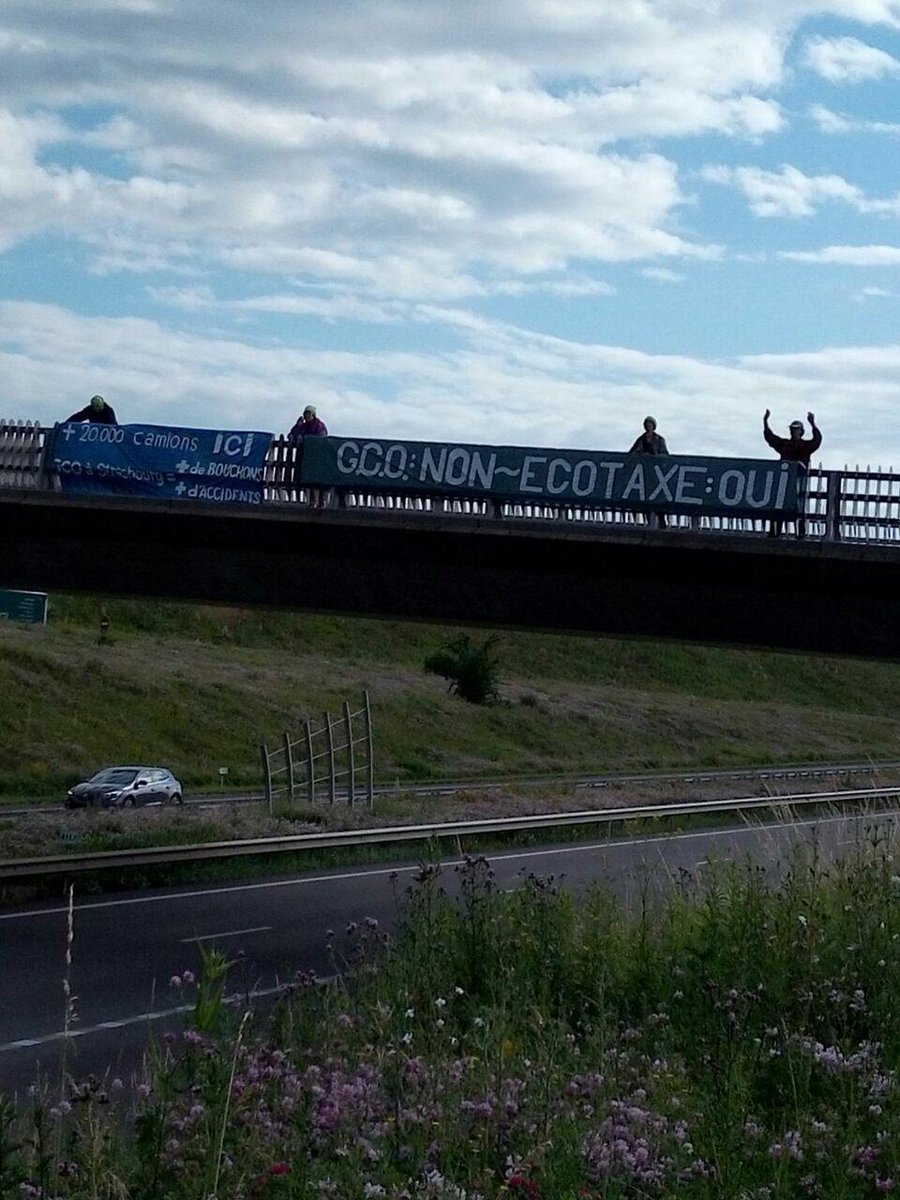 📢LIVE ACTION PONT #Innenheim #A35 Elisabeth du collectif <a href="/gcononmerci/">GCO NON MERCI</a> de #Pfulgriesheim précise “Le GCO aura un effet d’appel d’air sur le transport en camions 🚚 depuis les grands ports du nord de l’Europe, tout l’est de l’Europe et à terme la future Route de la Soie.”