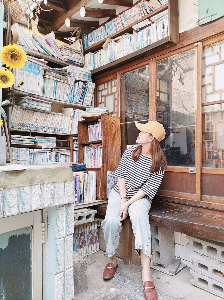 brendayee's tweet photo. Always my go to place for a little quiet & unwinding in this bustling city of Seoul.
Every visit to Daeo feels different.
Organic.
📍대오서점
Daeo Bookstore
55 Jahamun-ro 7-gil, Cheongunhyoja-dong, Jongno-gu, Seoul.
@BTS_twt #BTS
#방탄투어 #bangtantour
#Daeo #Seochon #OldSeoul https://t.co/envsLFl2dr