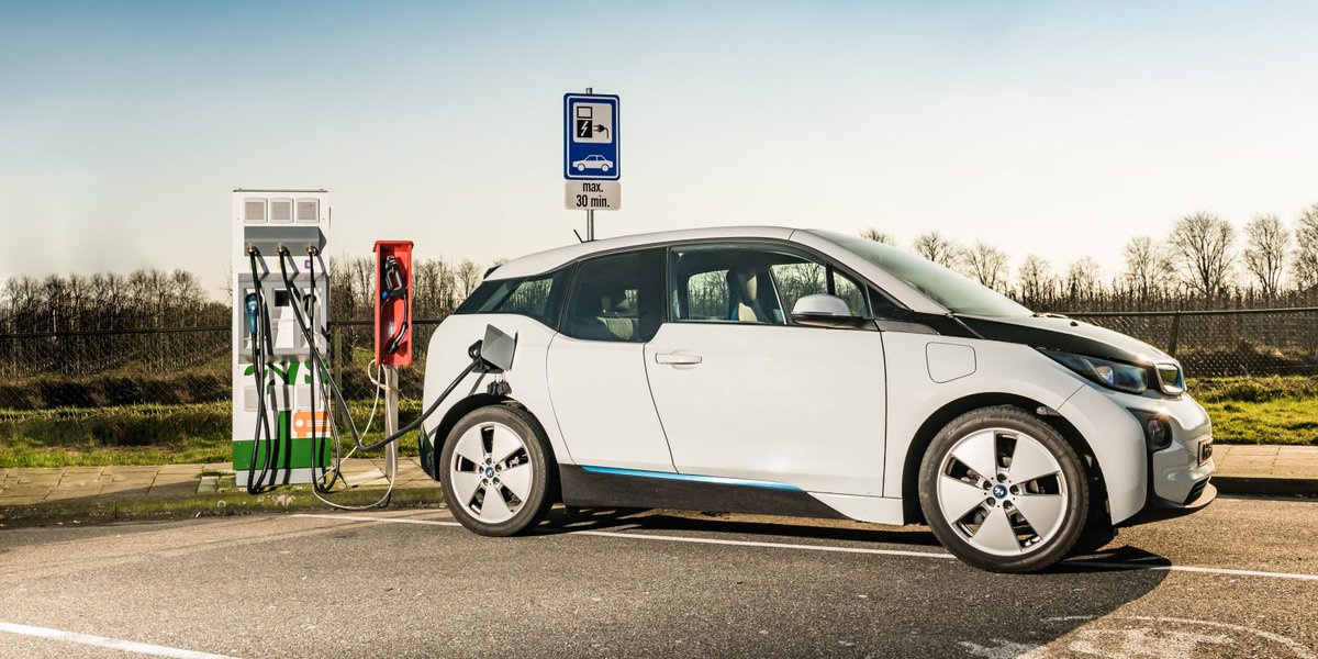 Hoe snel is snelladen? 
Dat hangt af van de elektrische auto (ev) die je rijdt. Op dit moment kunnen ev's laden met een vermogen van 50kW tot 150kW, in de toekomst wordt er verwacht dat dit kan oplopen van 350kW tot 1MW. 
Nú 50% korting op snelladen: bit.ly/2WBhVm4