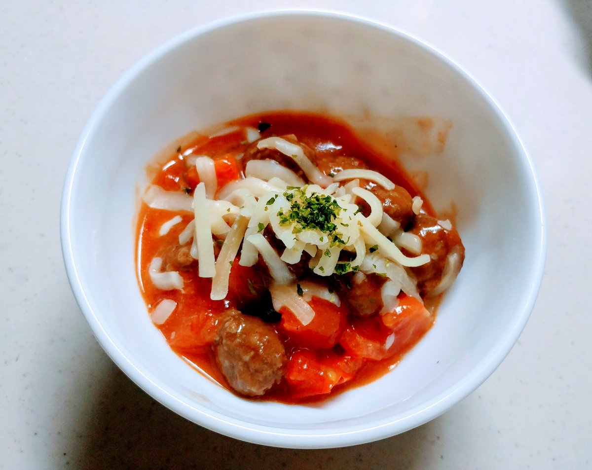 そうめんを茹でたのですが、量が少なかったので、上にミートボールのせました✨
今回使ったのはイシイのミートボール。バターでトマトを炒めミートボールを投入。そうめんの上にのせ、仕上げに溶けるチーズを掛けて出来上がり✨
チーズが溶けて…