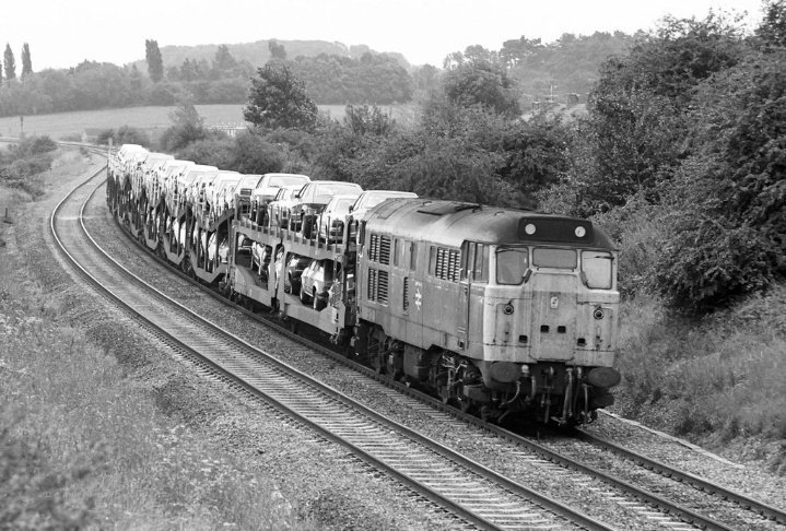 RailwayCentral's tweet photo. #Triumph! The Acclaim'd Ambassador's Train.... #Class31 31163 passing through #Whitnash with the (?4M32?) 17:20 #Oxford South Yard to #Bescot Down Yard with a haul #BL cars.... #Motorail #Austin #Ital #Ambassador #Montego #TriumphAcclaim ๐ธ#AndyHoare.... @RailwayCentral https://t.co/t07dOj4ltG