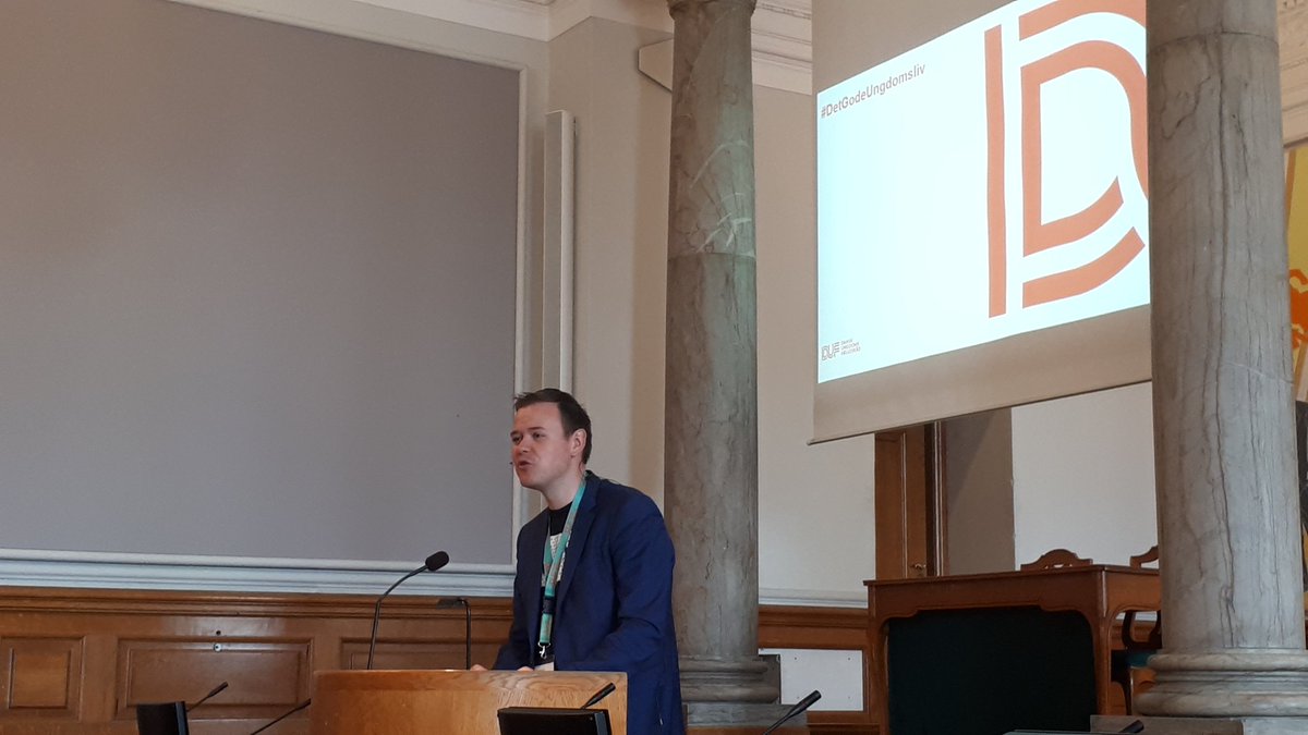 danskungdom's tweet photo. DUFs formand @ChrisHPreuss byder velkommen til lanceringen af analysen #DetGodeUngdomsliv, som finder sted i Fællessalen på Christiansborg. Analysen er støttet af @Tuborgfondet. #dkpol #vierduf #dksocial #uddpol #sundpol https://t.co/YDxTbVlUKI