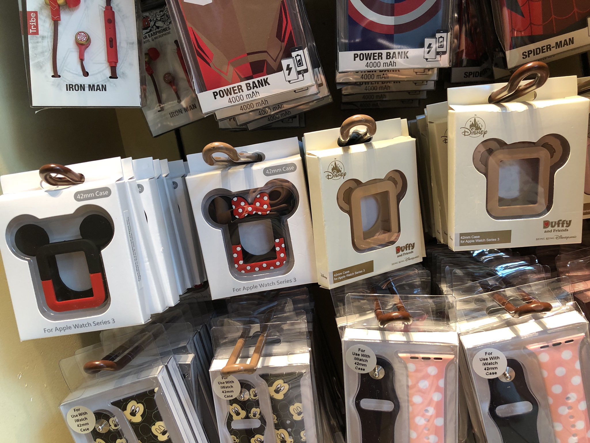 توییتر ヒロ در توییتر 香港ディズニーランドなう Apple Watchアクセサリも色々あります けっこう可愛いものばかり なお バンドは1 4いけますが ケースは3までの大きさでした 僕は4を利用なので早く出て欲しいなー Mnhkd Hkdl 香港ディズニーランド
