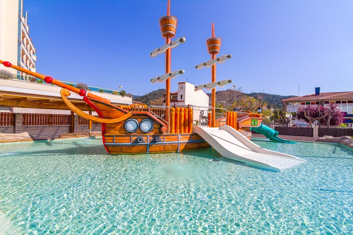 goldenhotels's tweet photo. All aboard! 🏴☠😜 Let’s live an authentic pirate experience at our pools!
#goldenhotels #goldenbahia #costabrava #goldenfun #aquagym #waterfun #swim #pooltime https://t.co/DVZD5KMvBc