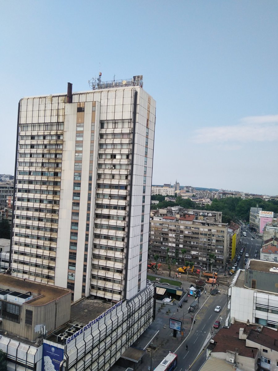 Otpadaju betonski blokovi... Lele...